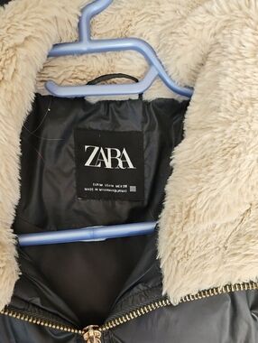Zara Women's Black Puffer Jacket with Cream Faux Fur Trim